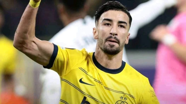 C'est officiel! Mohamed Amoura fait son entrée triomphale dans l'un des plus prestigieux championnats au monde Mohamed Amoura, joueur de football, en pleine action sur le terrain.