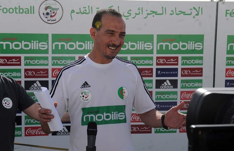 Nabil Neghiz souhaite un match amical Algérie-Tunisie pour renforcer les fennecs Nabil Neghiz souriant en tenue de football lors d'une conférence.