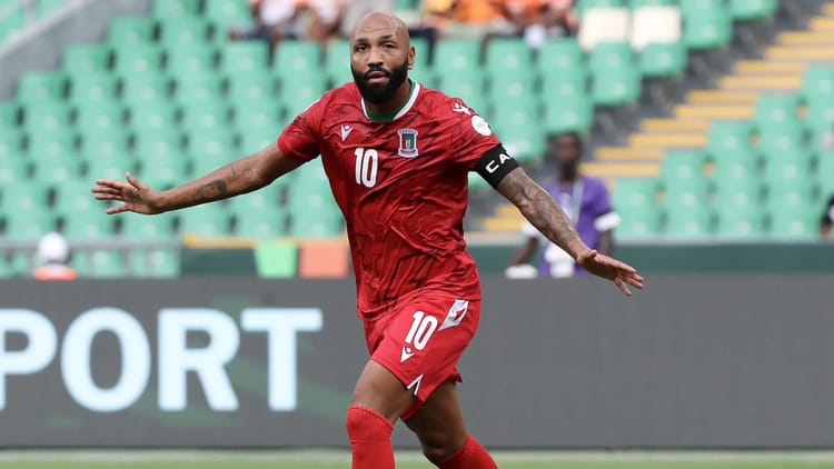 Joueur de football portant le maillot de la Guinée équatoriale.