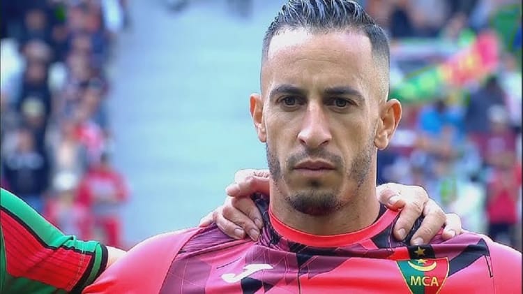 MC Alger : des adieux déchinrants ! Oussama Litim quitte le club Oussama Litim lors de son départ du club MC Alger.