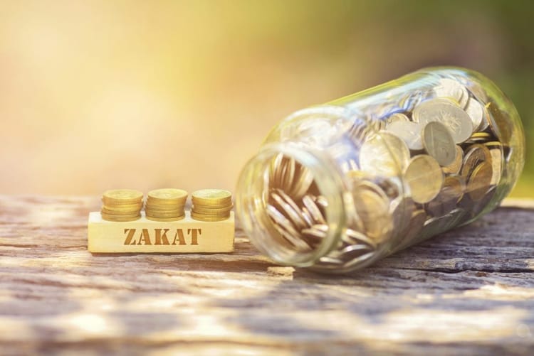 Pièces de monnaie et jarre de Zakat al-Maal pour le Nissab musulman.