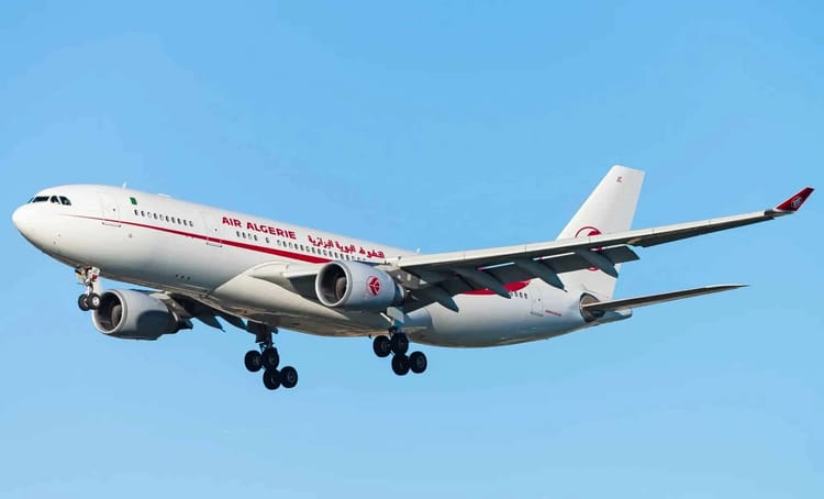 Air Algérie renforce ses liaisons avec l'aéroport de Metz pour répondre à la demande de la diaspora Avion Air Algérie sur fond de ciel bleu clair.