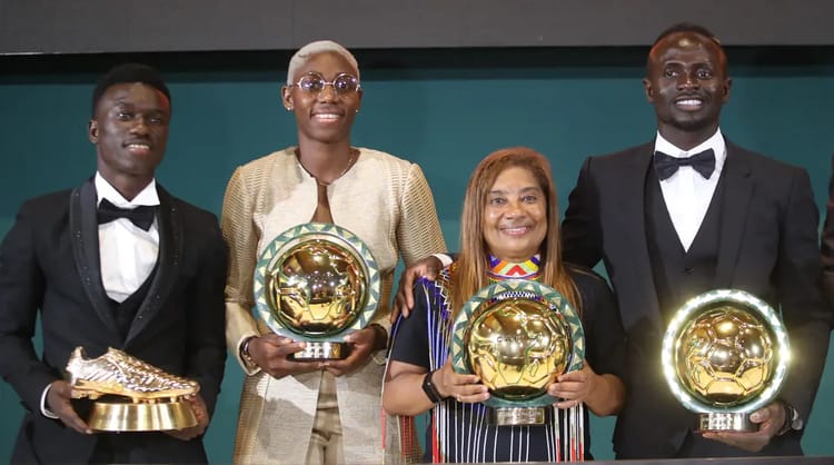 Quatre lauréats africains avec trophées lors de la cérémonie CAF 2024.