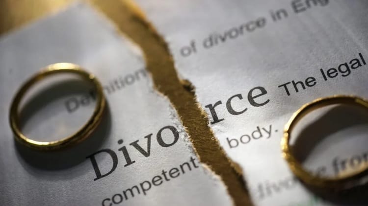 Crise familiale en Algérie : Le taux de divorce atteint 33,5% en 2023 Anneaux de mariage sur un document de divorce en Algérie.