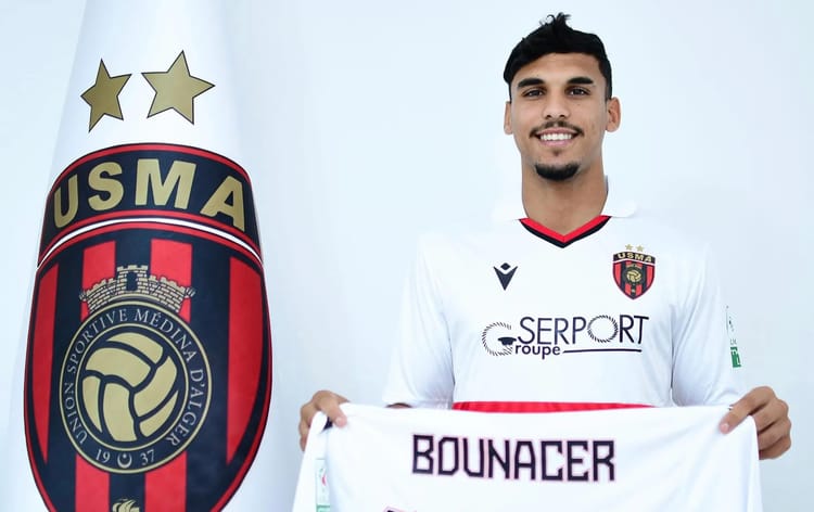 Jeune footballeur algérien avec maillot USMA, tenant un drapeau avec son nom.