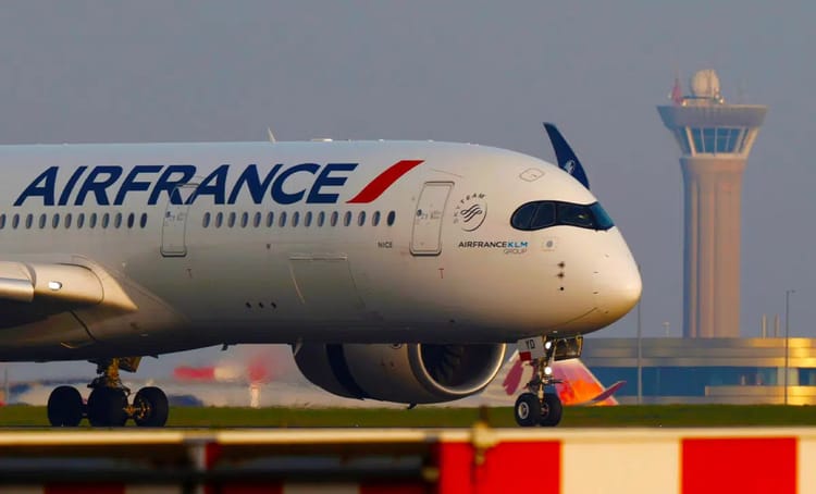 Vous n'en croirez pas vos yeux! Découvrez l'exceptionnelle promo d'Air France pour les vols Alger-Paris Avion Air France sur la piste avec tour de contrôle en arrière-plan.