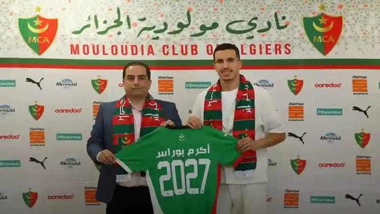 MC Alger : Akram Bouras, un renfort clé pour les Vert et Rouge Akram Bouras lors de sa présentation avec MC Alger en 2023.