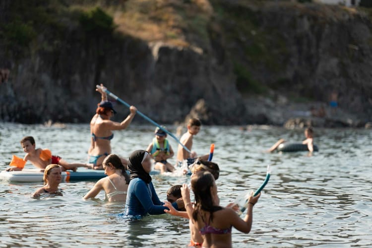 Groupe de personnes nageant et se relaxant en mer à Lecci.