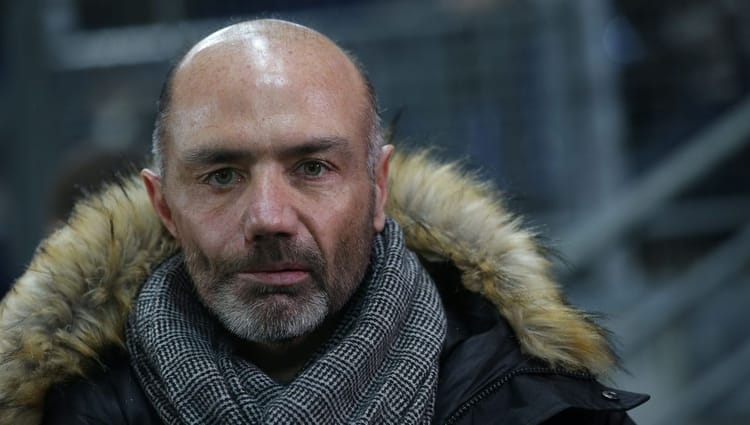 Décès de Cédric Daury Riyad ancien entraîneur du Havre : Le vibrant hommage de Riyad Mahrez Portrait de Cédric Daury, ancien entraîneur du Havre, en extérieur.