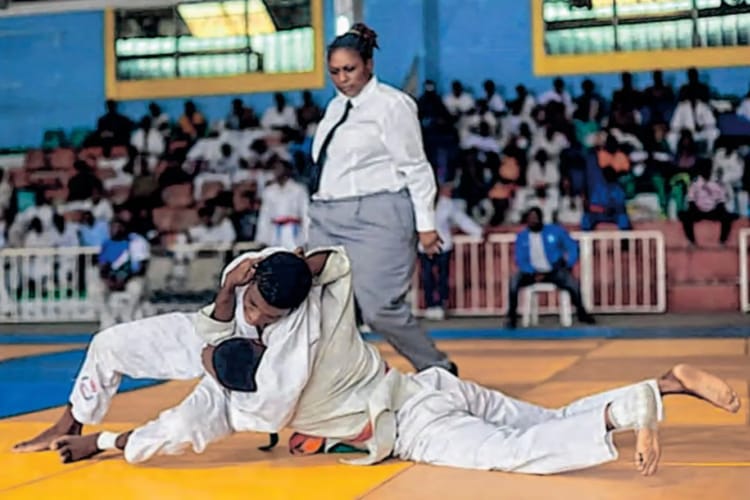 Deux judokas en action lors d'une compétition de judo.