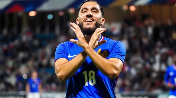 Rayan Cherki en maillot de l'équipe nationale française.