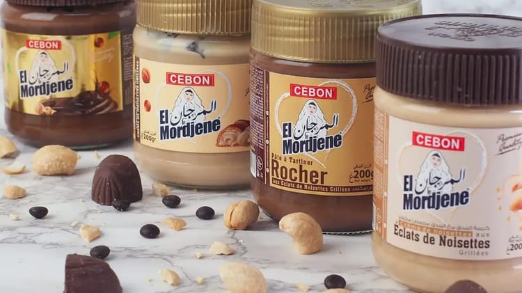 Différents pots de pâte à tartiner El Mordjene avec noisettes et chocolat.