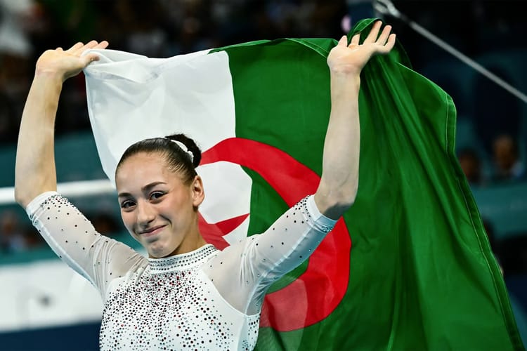 Accueillie en héroïne en Algérie, Kaylia Nemour se laisse submergée par une vague d'émotions Kaylia Nemour brandit le drapeau algérien après sa victoire.