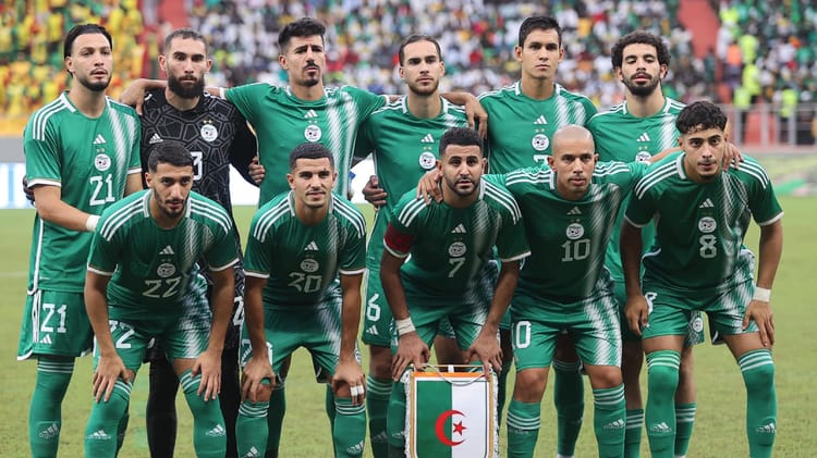 5 millions d’euros d'octroi : La CAF donne un puissant coup de main Groupe de joueurs de football en uniforme vert sur le terrain.