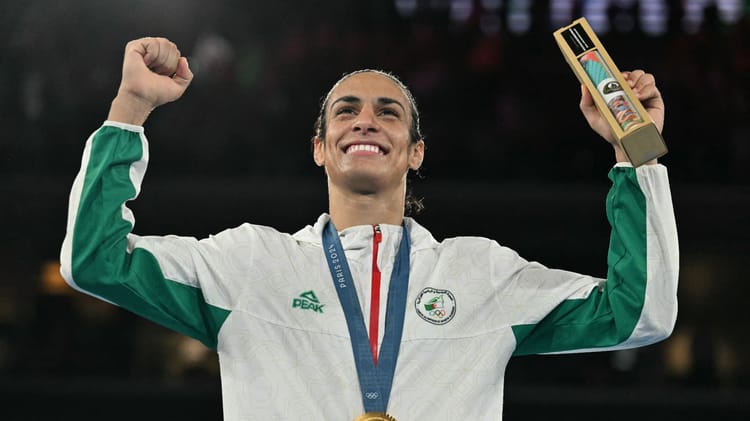 JO Paris 2024 : Les champions algériens accueillis en fanfare Athlète algérienne célébrant sa victoire aux Jeux Olympiques Paris 2024.