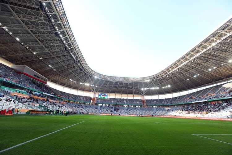 Stade Nelson Mandela, enceinte sportive en bon état, vue intérieure et extérieure.