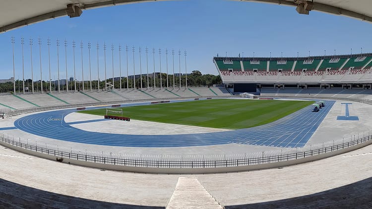 Stade du 5 juillet avec piste d'athlétisme et tribunes modernes.