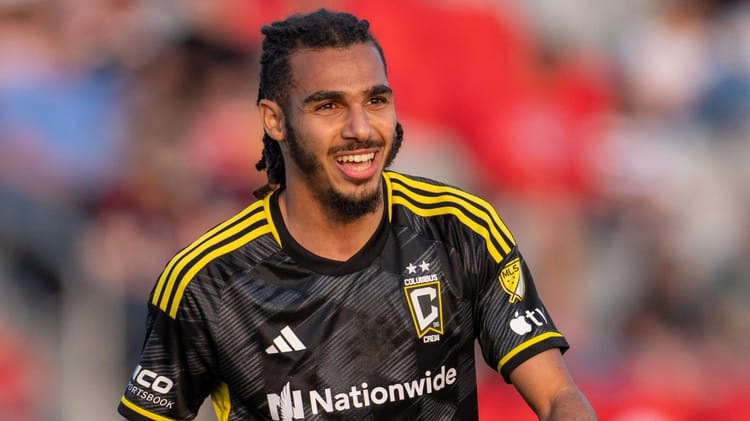 Mohamed Farsi fait son entrée triomphale dans l'histoire : premier joueur algérien reçu par Joe Biden à la Maison-Blanche Mohamed Farsi, joueur de football algérien, souriant sur le terrain.