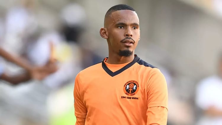 Oswin Appollis en maillot orange lors d'un match de football.