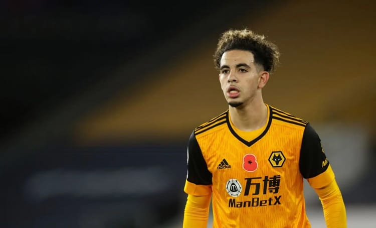 Rayan Ait Nouri continue à animer le mercato: Wolverhampton réclame 35 millions, ce club est prêt à payer cash... Rayan Ait Nouri portant le maillot de Wolverhampton lors d'un match.