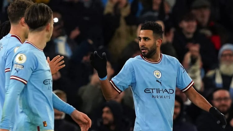 Riyad Mahrez est le joueur le plus technique selon Rodri : Un bel hommage rendu à un ancien coéquipier Riyad Mahrez, joueur de Manchester City, en pleine action sur le terrain de football.