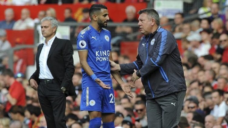 Riyad Mahrez en discussion avec Craig Shakespeare lors d'un match de football.