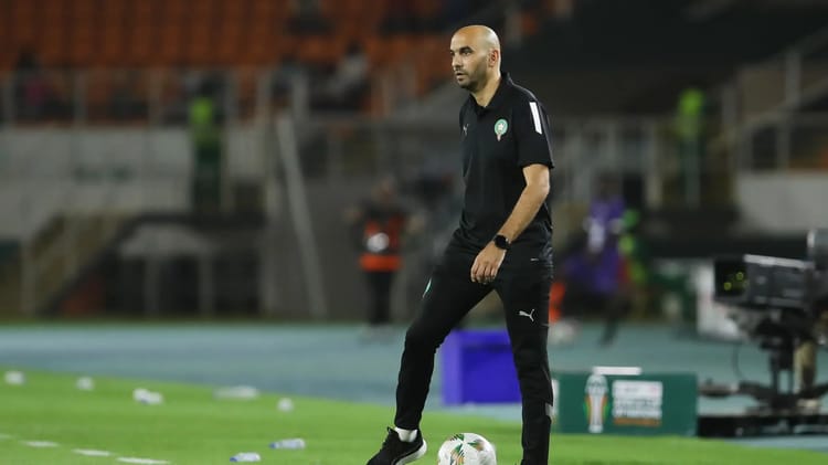 Walid Regragui, entraîneur de football, sur le terrain.