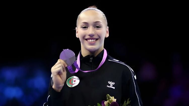 Première médaillée d'or algérienne, Kaylia Nemour fait honneur à l'Algérie. Le ministre Hammad lui porte un magnifique Toast Kaylia Nemour avec sa médaille d'or lors d'une compétition sportive.