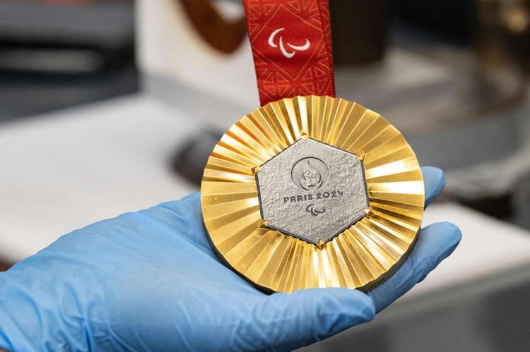 Abdelmouneme Basta brille aux JO Paris 2024 : Une nouvelle médaille en or pour l'Algérie Médaille d'or des Jeux Paralympiques Paris 2024 avec ruban rouge.