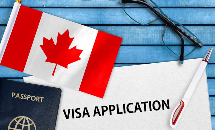 Dossier de demande de visa avec drapeau canadien et passeport.