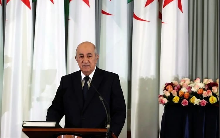 Abdelmadjid Tebboune prête serment lors d'une cérémonie officielle.