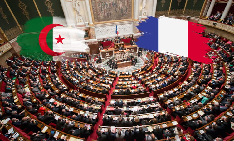 Assemblée nationale française avec drapeaux algérien et français en fond.