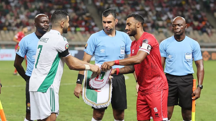 Capitaines des équipes d'Algérie et de Guinée Équatoriale lors du match.
