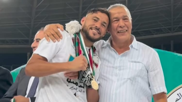 Ali Bencheikh qualifie Youcef Belaili de... : Nouvelle sortie fracassante de l'ex gloire du foot dz Ali Bencheikh et Youcef Belaili souriants lors d'une cérémonie sportive.
