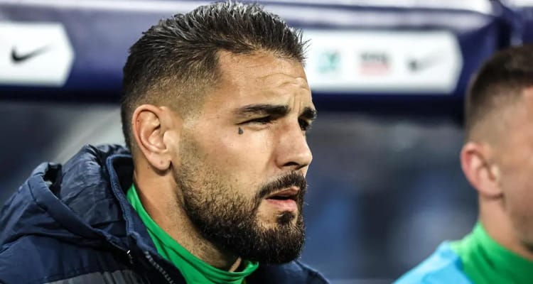 Andy Delort prêt à briller aux côtés du MCA : l'international algérien débute officiellement le... Andy Delort lors de sa présentation au club algérien.