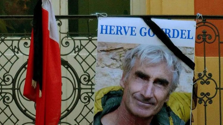 Assassinat de Hervé Gourdel : une décennie après, l'illustre disparu reçoit un hommage digne Affiche hommage à Hervé Gourdel, victime d'un assassinat tragique.