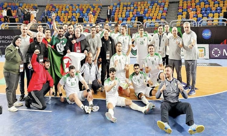 L'équipe d'Algérie de futsal célébrant leur victoire.