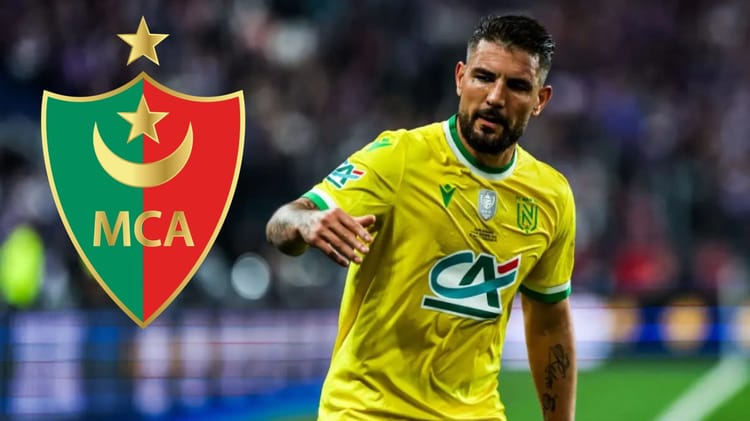 Incident impliquant Andy Delort : L'avenir du joueur du MCA en péril Andy Delort en action lors d'un match de football avec le logo du MC Alger en arrière-plan.