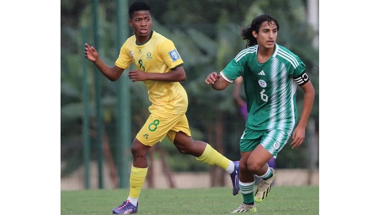 Lourde défaite de l'Algérie U17 face à l'Afrique du Sud : De 3-1 en faveur des Fennecs à 7-4 en faveur des Bafana Bafana Jeunes joueurs de football U17 en action lors d'un match intense.