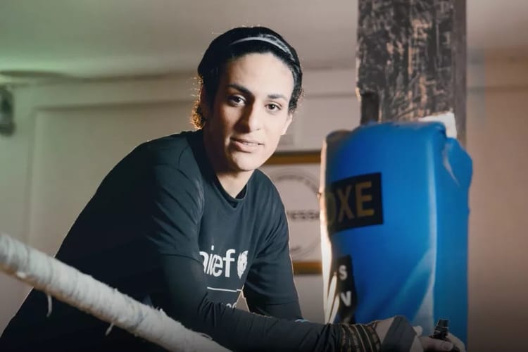 Imane Khelif : Une apparition fascinante qui enthousiasme Ouargla Imane Khelif lors d'une séance d'entraînement de boxe.