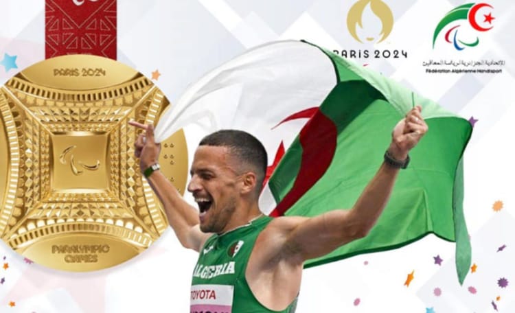 Athlète algérien avec drapeau et médaille d'or aux Jeux Paralympiques 2024.