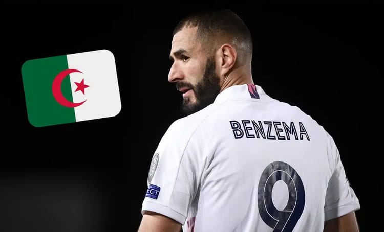 Karim Benzema rend Hommage à son Père et à l’Algérie : Loin des yeux, mais près du cœur Karim Benzema portant le maillot de l'équipe de France avec le drapeau algérien en arrière-plan.