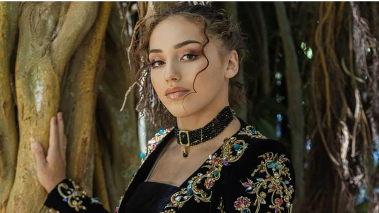 Magnifique! Kaylia Nemour honore l'Algérie à travers un shooting en tenue traditionnelle Jeune femme en tenue traditionnelle algérienne dans la nature.