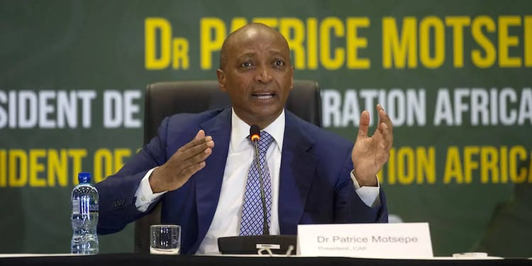 Patrice Motsepe lors d'une conférence à la CAF, en pleine discussion.
