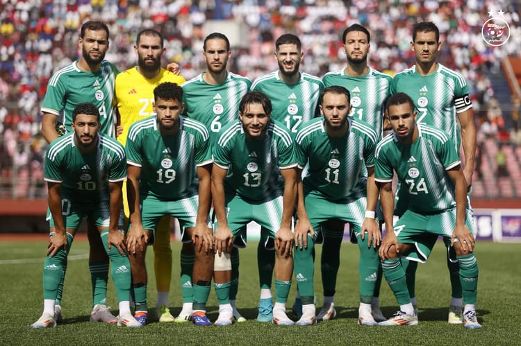 Qualif CAN 2025/Togo-Algérie : date et heure Groupe de joueurs togolais en uniforme vert sur le terrain.