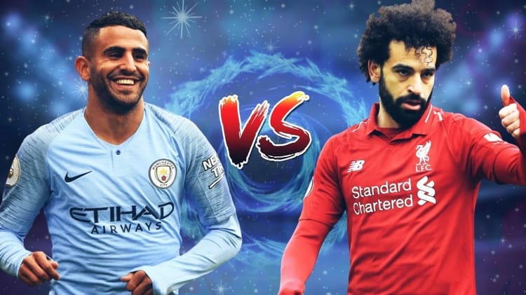 Riyad Mahrez et Mohamed Salah en duel lors d'un match de football.