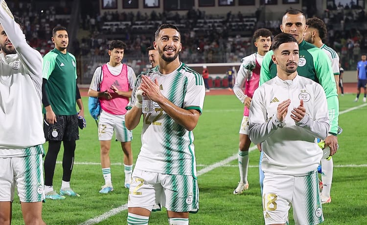 Saïd Benrahma et Jaouen Hadjam lors d'un match de football.
