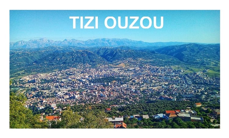 Tizi-Ouzou, une ville lumière en herbe : une belle perspective en cours de concrétisation grâce à Belux Eclairage Vue aérienne de Tizi Ouzou avec montagnes et ville en arrière-plan.
