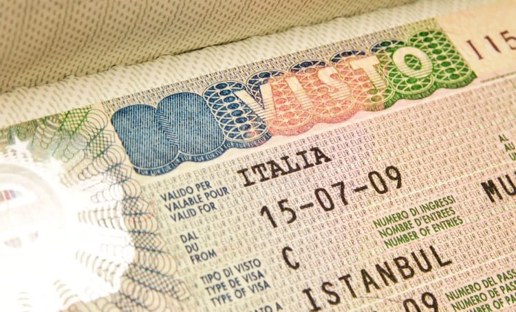 Vigilance ! Italie : un vaste réseau de faux permis de séjour démantelé Visa Schengen pour l'Italie avec date et numéro d'entrée.