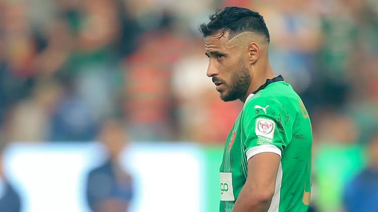 Youcef Belaili : Une absence qui interpelle, mais l’Espérance de Tunis reste sereine Youcef Belaili joueur de football en action sur le terrain.